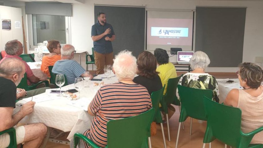 Dani Egea dirigeix una nova edició del curs de tast de vins del Centre Cultural l'Amistat de Premià de Mar