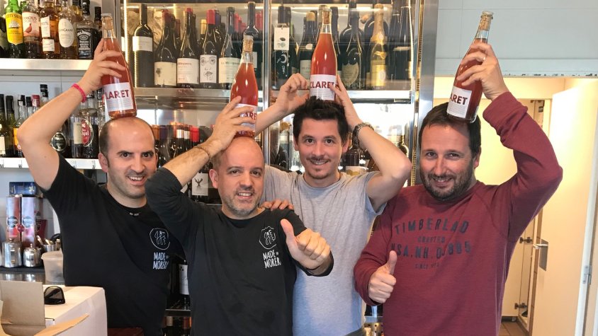 En Juanito i en Sergio fan el ximple amb ampolles de Claret en companyia del sommelier Carlos Puñet i el nostre redactor en cap, Òscar Pallarès