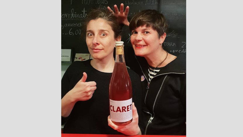 La Rosi i la Cris Tannines amb una ampolla de Claret