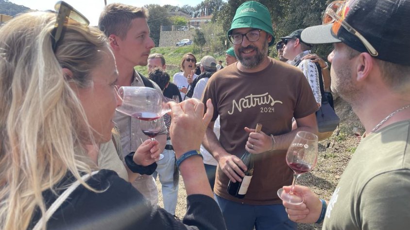 Oriol Artigas va estar permanentment envoltat de visitants que volien tastar tota la seva gamma de vins