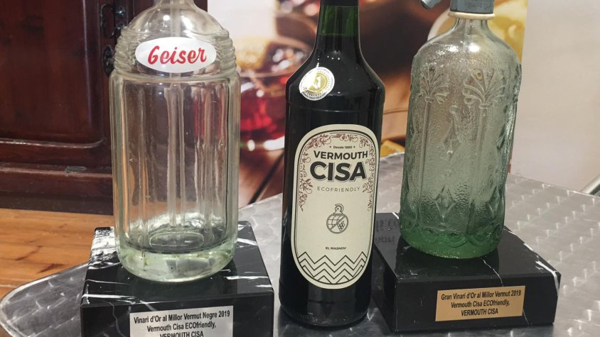 Una ampolla de  Cisa ECO Friendly, amb els premis recollits a cantó i cantó