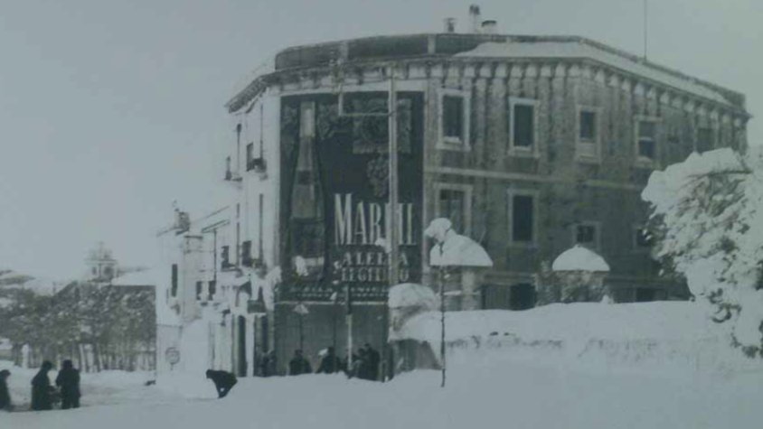 El mural en una foto de 1962, el dia de la històrica nevada
