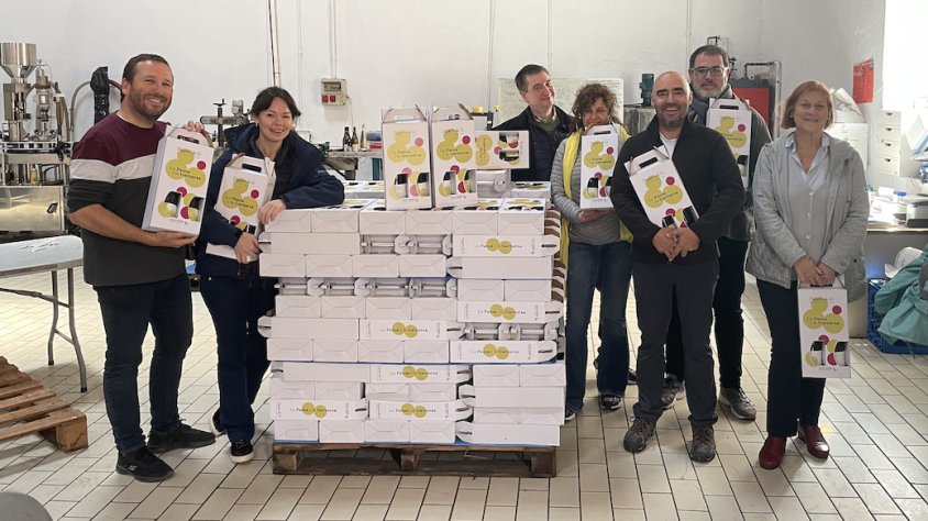 Uns quants membres de l'entitat Màsters del vi d'Alella van col·laborar en el procés d'etiquetatge i encaixat dels vins a les instal·lacions del Celler Marfil.
