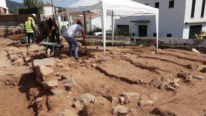 Arqueòlegs treballant al jaciment