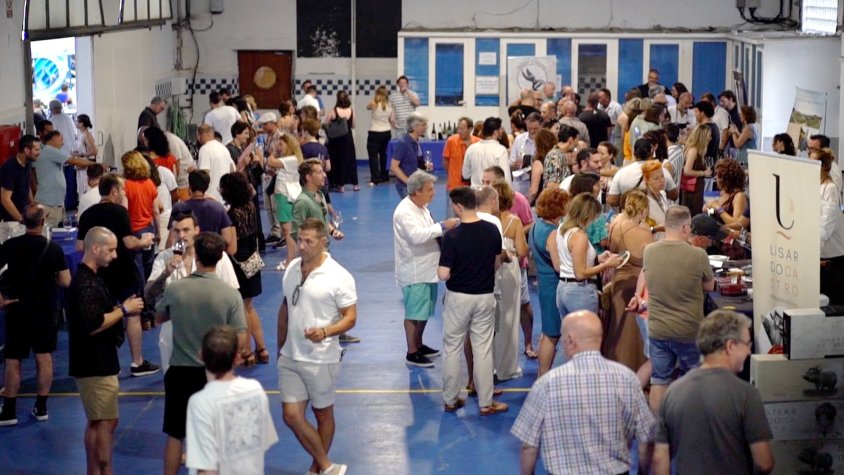 La llotja de peix d'Arenys de Mar, en plena activitat vinícola